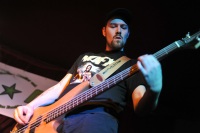 Veranstaltungsreihe "Das grÃ¼ne Foyer" der GrÃ¼nen Mafia Leipzig
Nummer III: Fun-Ska-Punk & Rock 'n Roll
Donnerstag 10. Februar 2001
Leipzig, Theaterfabrik

Live Musik mit den Bands:
Sunfitz
Abschlach Kommando
Die EKLA-TANTE

Im Foto: Sunfitz