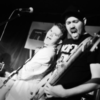Veranstaltungsreihe "Das grÃ¼ne Foyer" der GrÃ¼nen Mafia Leipzig
Nummer III: Fun-Ska-Punk & Rock 'n Roll
Donnerstag 10. Februar 2001
Leipzig, Theaterfabrik

Live Musik mit den Bands:
Sunfitz
Abschlach Kommando
Die EKLA-TANTE

Im Foto: Sunfitz