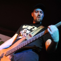 Veranstaltungsreihe "Das grÃ¼ne Foyer" der GrÃ¼nen Mafia Leipzig
Nummer III: Fun-Ska-Punk & Rock 'n Roll
Donnerstag 10. Februar 2001
Leipzig, Theaterfabrik

Live Musik mit den Bands:
Sunfitz
Abschlach Kommando
Die EKLA-TANTE

Im Foto: Sunfitz