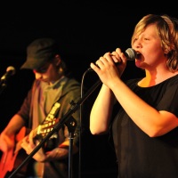 Veranstaltungsreihe "Das grÃ¼ne Foyer" der GrÃ¼nen Mafia Leipzig
Nummer III: Fun-Ska-Punk & Rock 'n Roll
Donnerstag 10. Februar 2001
Leipzig, Theaterfabrik

Live Musik mit den Bands:
Sunfitz
Abschlach Kommando
Die EKLA-TANTE

Im Foto: Sunfitz